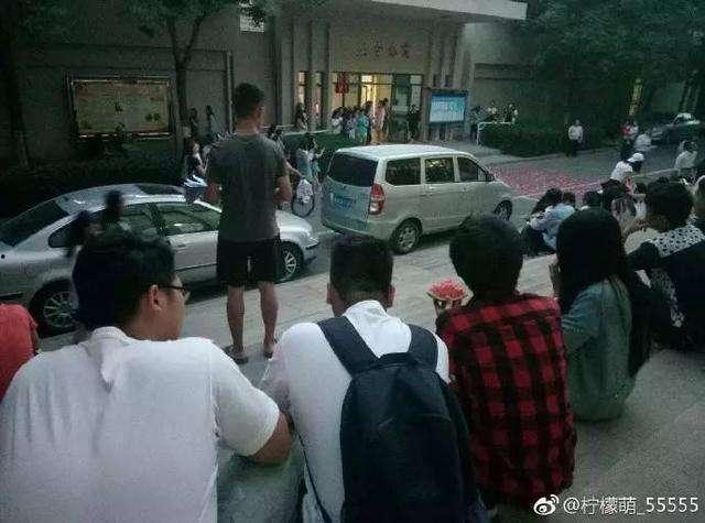 吃瓜群众爆料互殴事件,街头冲突瞬间引爆眼球