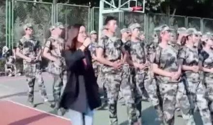红领巾吃瓜爆料军训,揭秘军训那些事儿